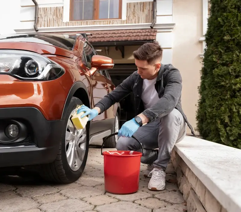 Lavage auto à domicile Ver-sur-Mer : professionnel intervenant sur un véhicule
